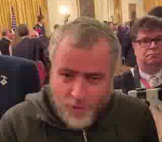 שמעון ריקלין מברך שהחיינו בשם ומלכות. צפו