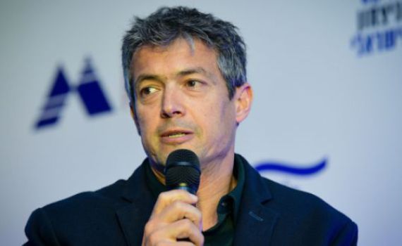 מפתיע: זה הזמר שיגלם את יועז הנדל ב"ארץ נהדרת"