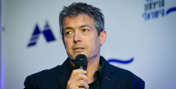 מפתיע: זה הזמר שיגלם את יועז הנדל ב"ארץ נהדרת"