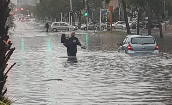 לכודים במושב גבעתי; אישה חולצה מרכב באשדוד. צפו