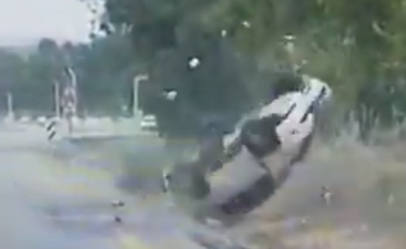 צפו: הרכב פגע בעמוד והתגלגל באוויר פעמיים