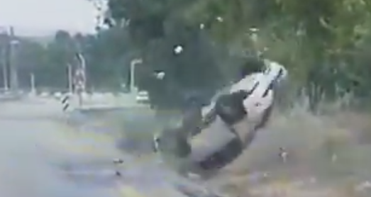 צפו: הרכב פגע בעמוד והתגלגל באוויר פעמיים
