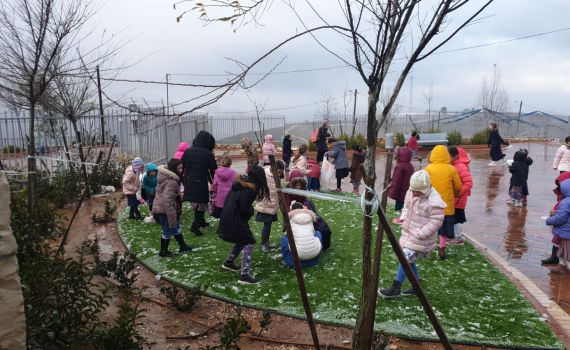 שלג החל לרדת ביישובי השומרון ובנימין. צפו