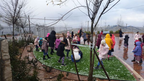 שלג החל לרדת ביישובי השומרון ובנימין. צפו