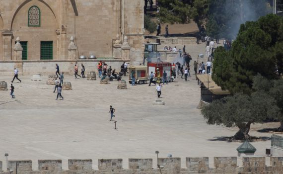 בהנחיית חמאס: התפרעויות והפרות סדר בהר הבית