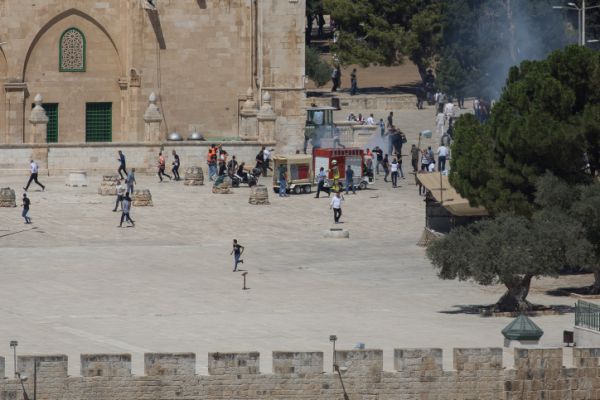 בהנחיית חמאס: התפרעויות והפרות סדר בהר הבית