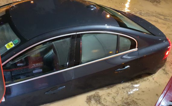 נזקי מזג האוויר: אדם חולץ מהצפה; כבישים נחסמו