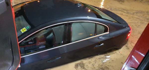 נזקי מזג האוויר: אדם חולץ מהצפה; כבישים נחסמו