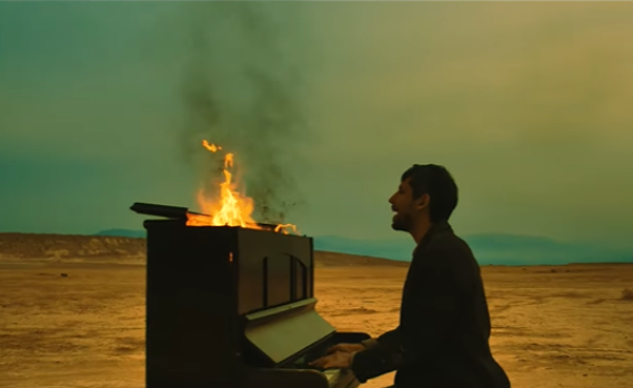 לאחר שאיבד את הוריו בפיגוע: הזמר הסרוג בקליפ מרגש