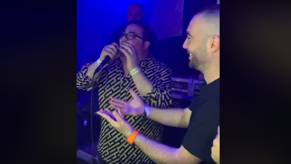 גדול: כך הגיב עומר אדם כשפגש את החיקוי שלו. צפו