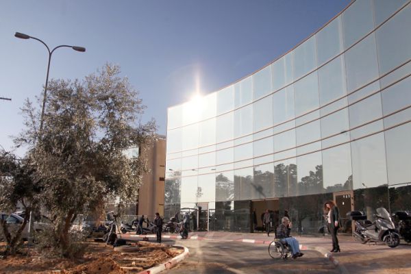 אישה נדקרה בתל השומר, החשוד נמלט מהמקום