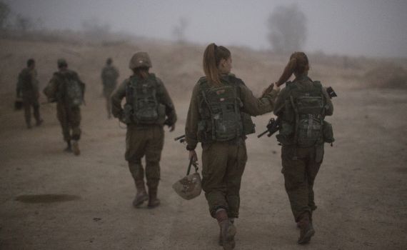 סלפי לא חוקי: אלו החיילות שצה"ל יאסור להצטלם איתן