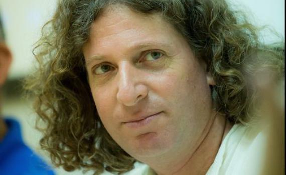 "חיים באר מנסה למנף גל עכור לתועלתו"