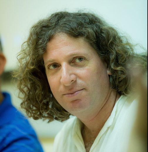 "חיים באר מנסה למנף גל עכור לתועלתו"