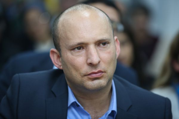 בנט: לא אשב עם מי שתולה תמונת רוצח חפים מפשע