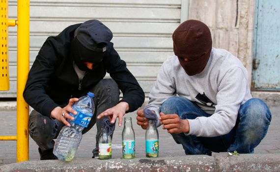 כתב אישום נגד צעיר שזרק בקבוקי תבערה