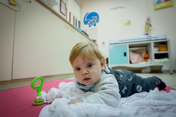 כתב אישום: מטפלת השאירה ילדים ללא השגחה