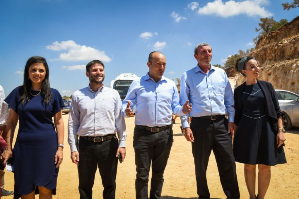 כשהנוסעים קופצים מהספינה ושמה 'ימינה'