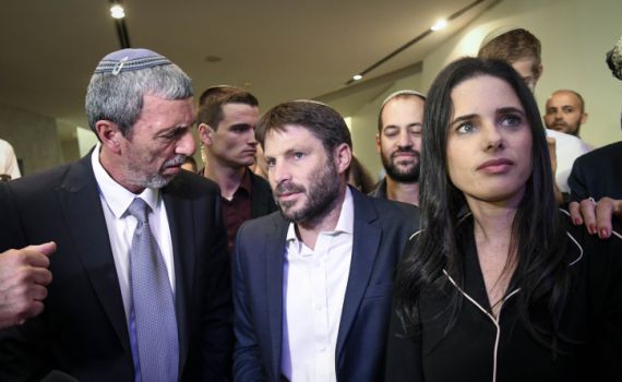 אמור לי למי נראה לך הגיוני לחבור ואומר לך מי אתה