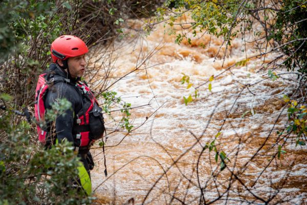 חיפושים אחר אבא שנסחף באזור זיכרון יעקב