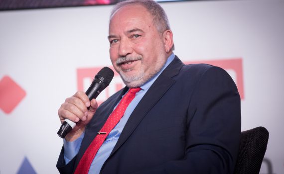 דרמה: ליברמן המליץ על גנץ שהגיע ל-61 ממליצים