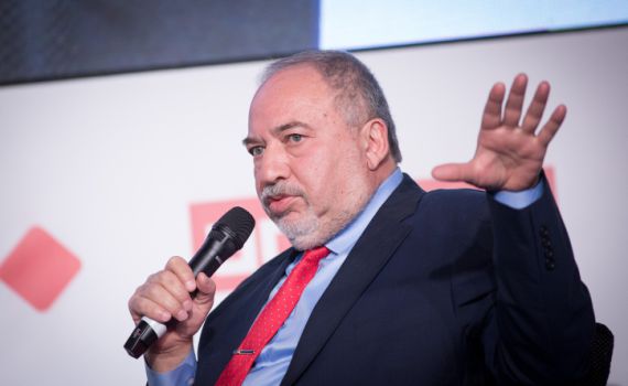 ליברמן על בנט: אדם לא רלוונטי, חבל לבזבז עליו זמן