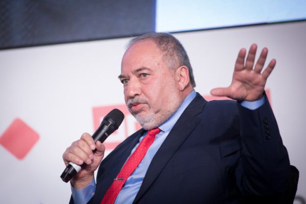 ליברמן על בנט: אדם לא רלוונטי, חבל לבזבז עליו זמן