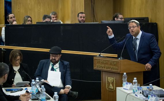 צפו: קריאות "טרוריסט" ו"פשיסט" בוועדת הבחירות