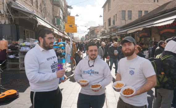 צפו: חילקו סוכריות לרגל חיסול סולימאני