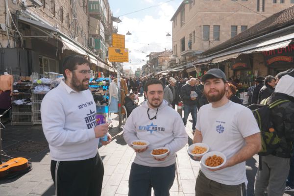צפו: חילקו סוכריות לרגל חיסול סולימאני