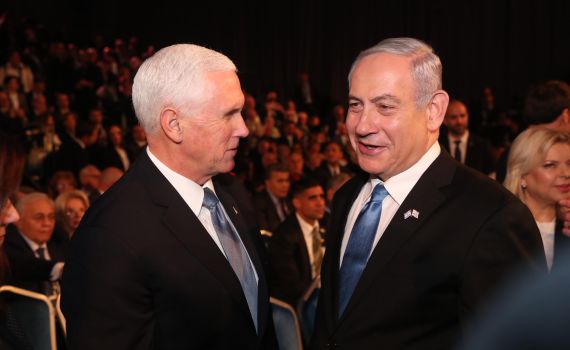 פנס התפלל בעברית וקרא: "צריך לעמוד מול איראן"