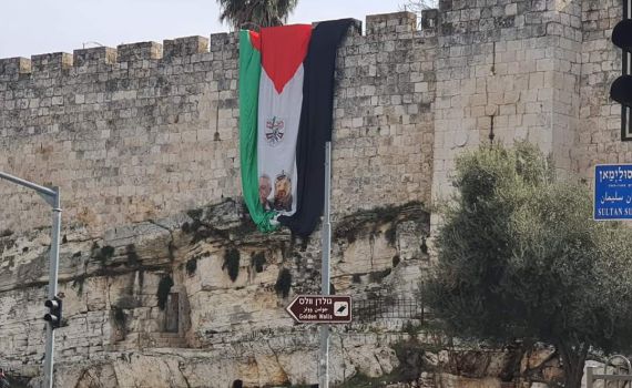 בזיון: דגל אש"ף נתלה על חומות העיר ירושלים