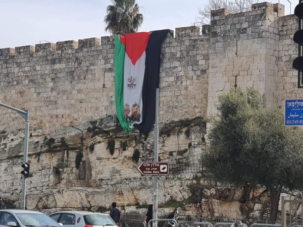 בזיון: דגל אש"ף נתלה על חומות העיר ירושלים