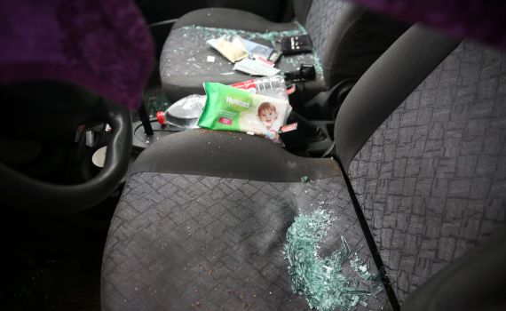 תיעוד: צעיר הותקף באבנים ברכבו ונפצע, נזק נגרם לרכב