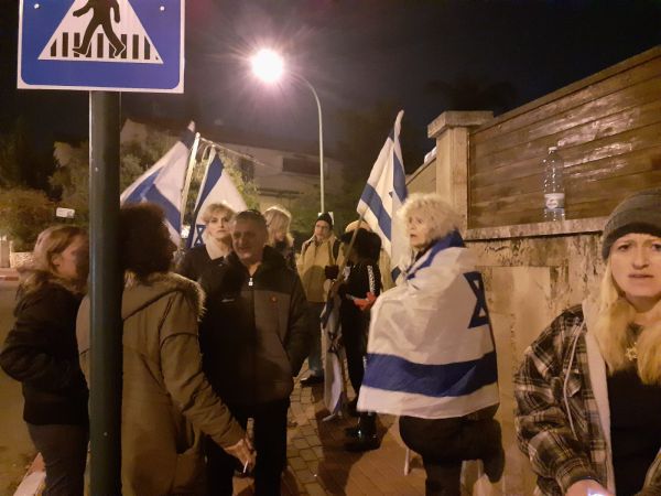 הפגנה מחוץ לביתו של השר נפתלי בנט: "בנט תתאחד"