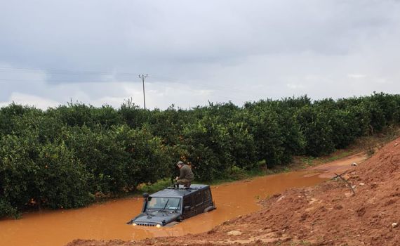 צפו: חילוץ חייל ששקע בשלולית עם ג'יפ צבאי