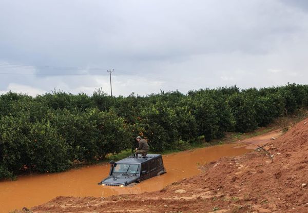 צפו: חילוץ חייל ששקע בשלולית עם ג'יפ צבאי