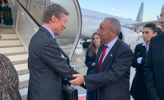 הרכבת האווירית נמשכת: מלך הולנד נחת בארץ