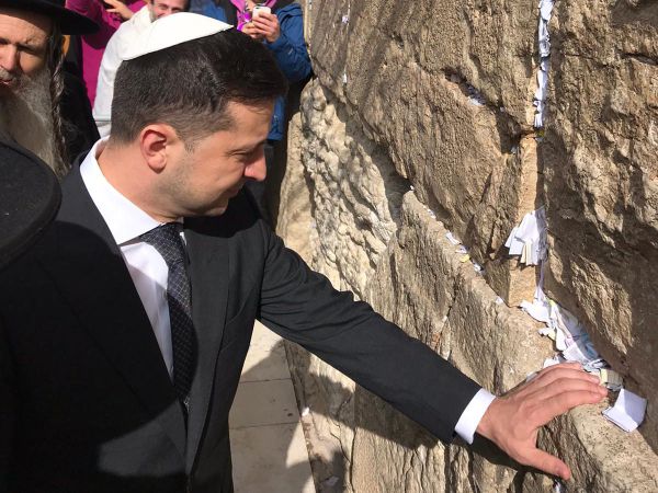 לפני הטקס: נשיא אוקראינה הגיע לכותל המערבי • צפו