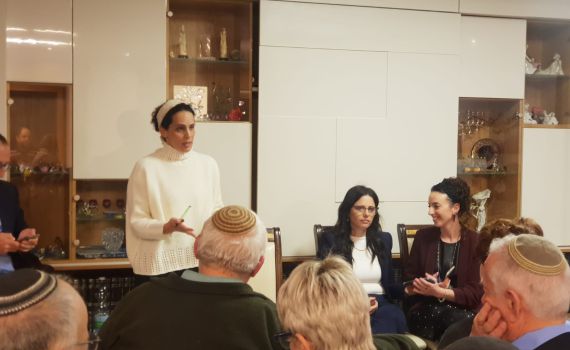 שרה ב"ק: "יש זליגה של קולות לכחול לבן וליברמן"