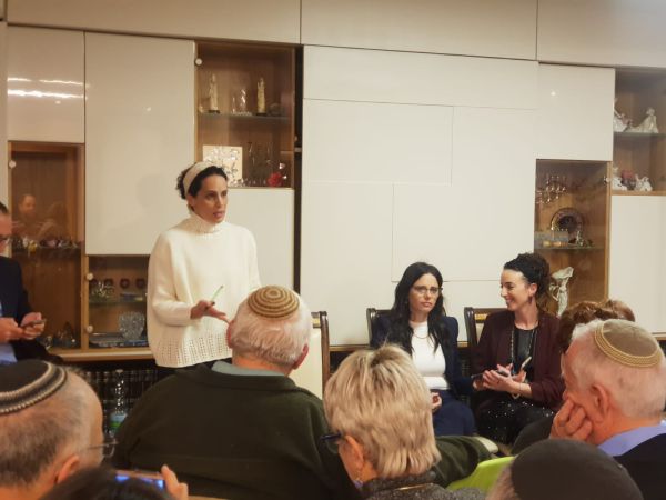 שרה ב"ק: "יש זליגה של קולות לכחול לבן וליברמן"