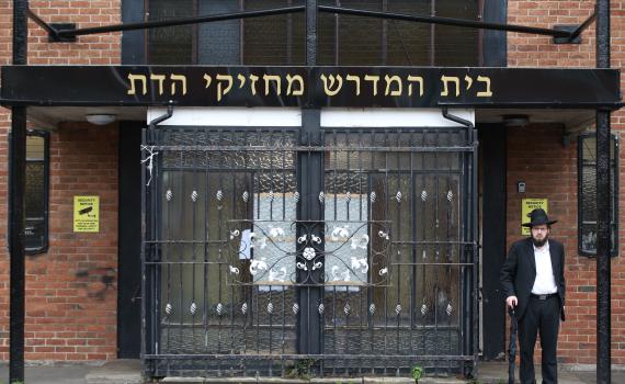 בריטניה: נער תכנן להצית בתי כנסת – ונידון למאסר