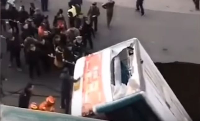  תיעוד: אוטובוס בסין נפל לבולען, 6 הרוגים במקום