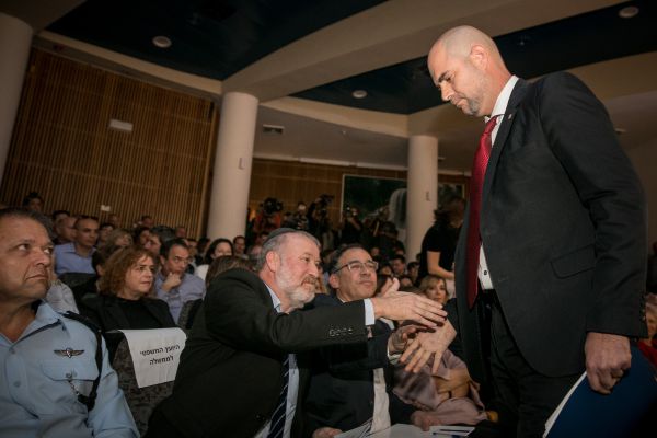 הקרב של אוחנה: מנדלדלביט נגד ועדת מח"ש