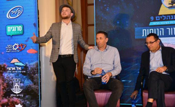 צפו: אמן החושים שהדהים את חברי הכנסת