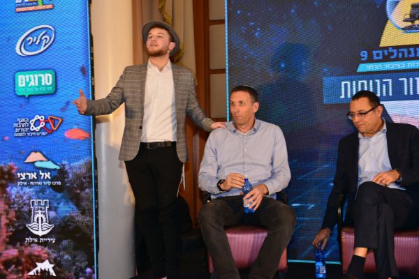 צפו: אמן החושים שהדהים את חברי הכנסת