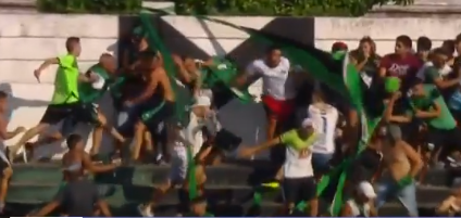 מזעזע: אוהד עם סכין דקר את אוהדי הקבוצה היריבה