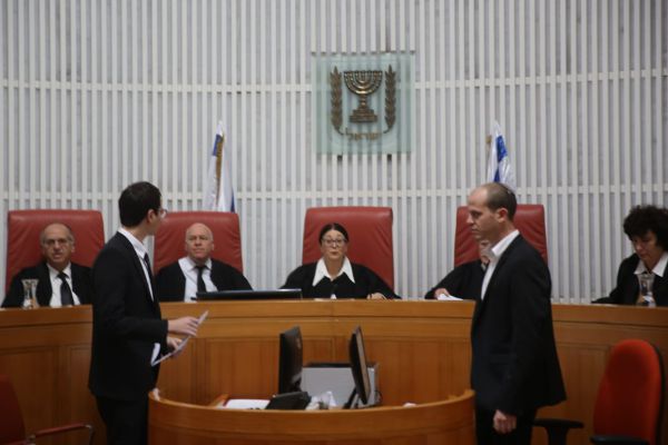 בג"ץ קבע: תוך חצי שנה – פונדקאות ללהטבי"ם