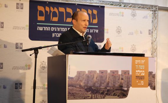 בנט בקריית ארבע: אור ירוק להנגשת מערת המכפלה