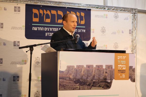 בנט בקריית ארבע: אור ירוק להנגשת מערת המכפלה